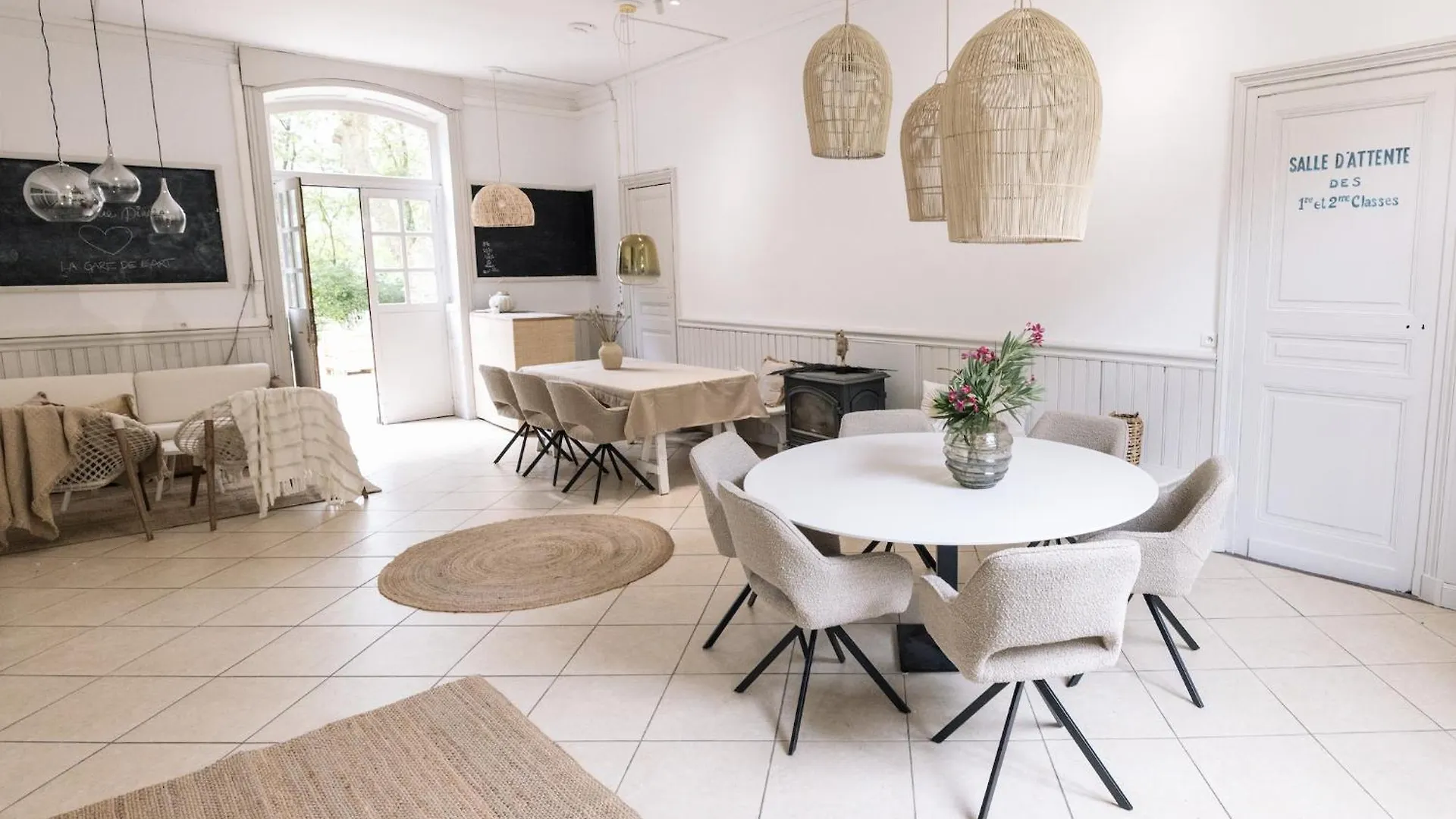 Aparthotel La Gare De L'Art - Gaestehaus Im Ehemaligen Bahnhof Rouairoux