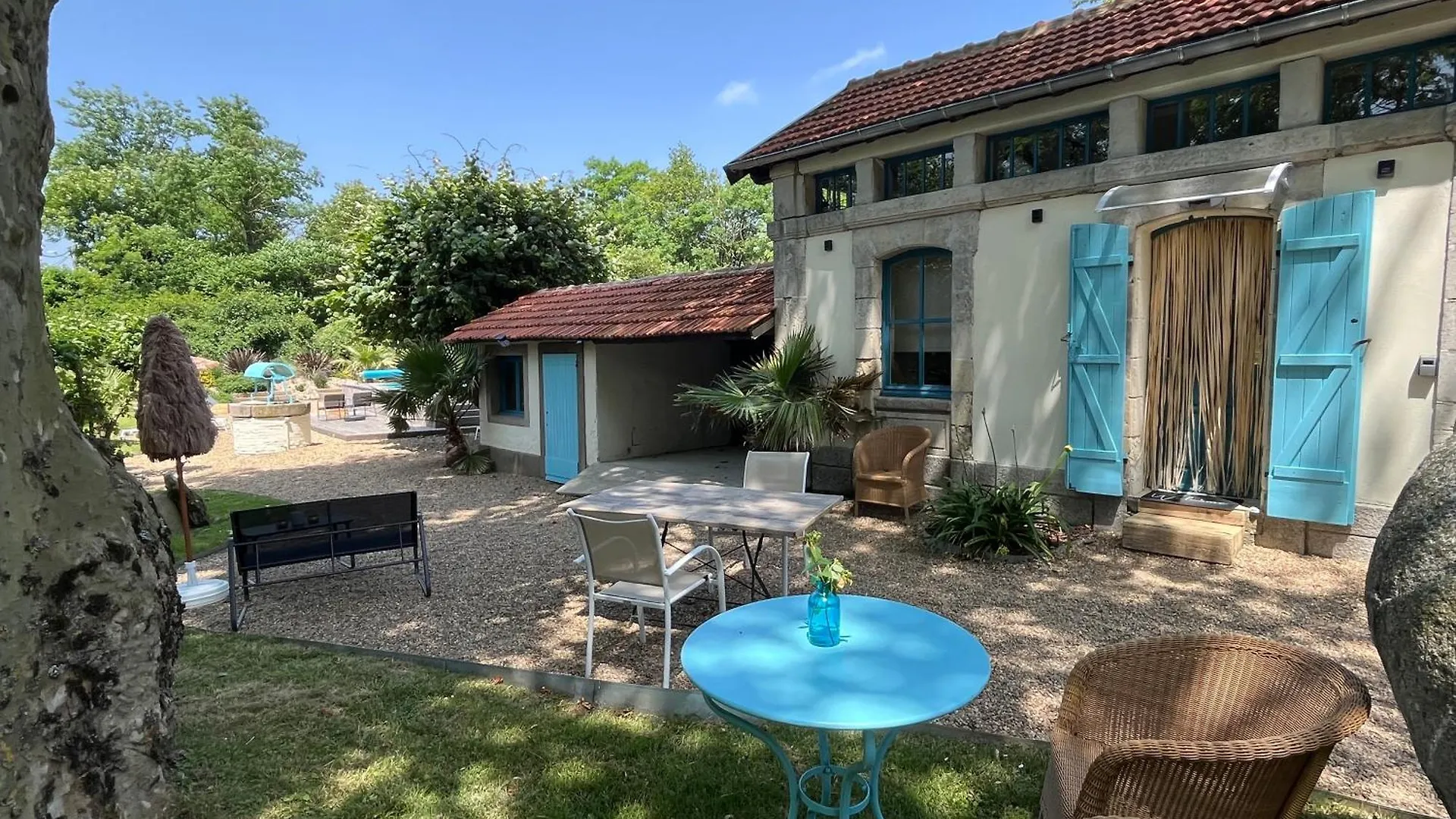 Aparthotel La Gare De L'Art - Gaestehaus Im Ehemaligen Bahnhof Rouairoux