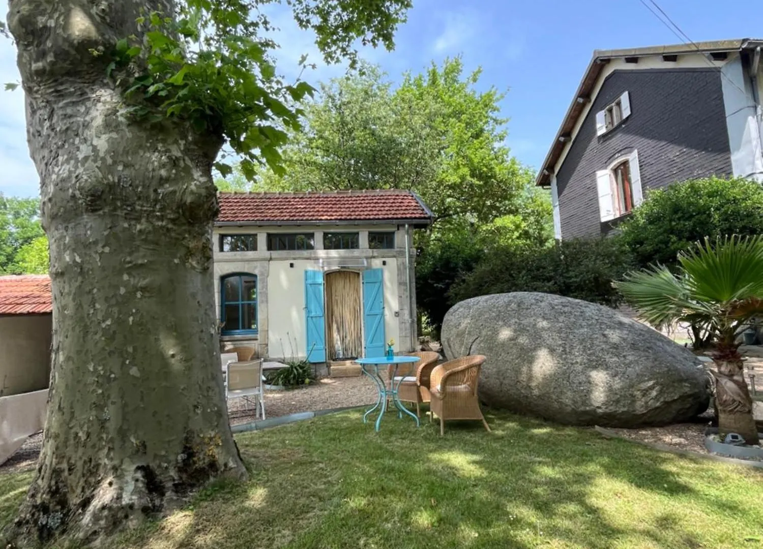 Aparthotel La Gare De L'Art - Gaestehaus Im Ehemaligen Bahnhof Rouairoux