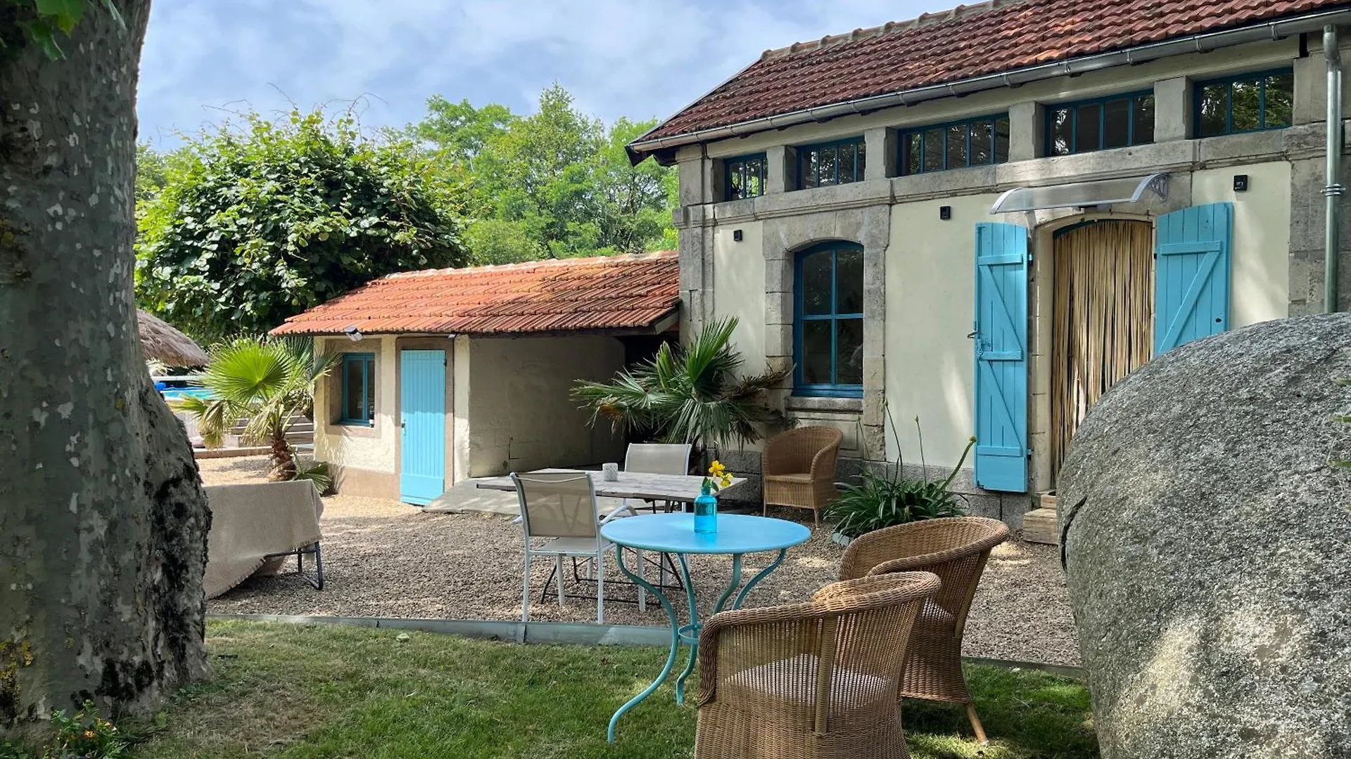 Aparthotel La Gare De L'Art - Gaestehaus Im Ehemaligen Bahnhof Rouairoux Frankreich