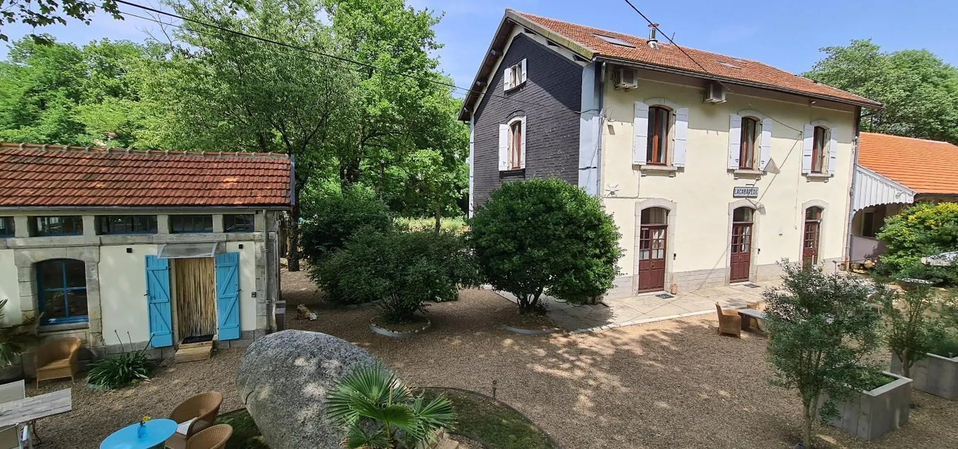 Aparthotel La Gare De L'Art - Gaestehaus Im Ehemaligen Bahnhof Rouairoux